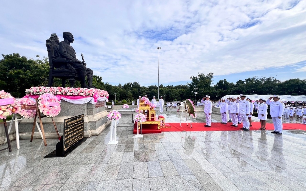 เข้าร่วมพิธีวางพวงมาลา