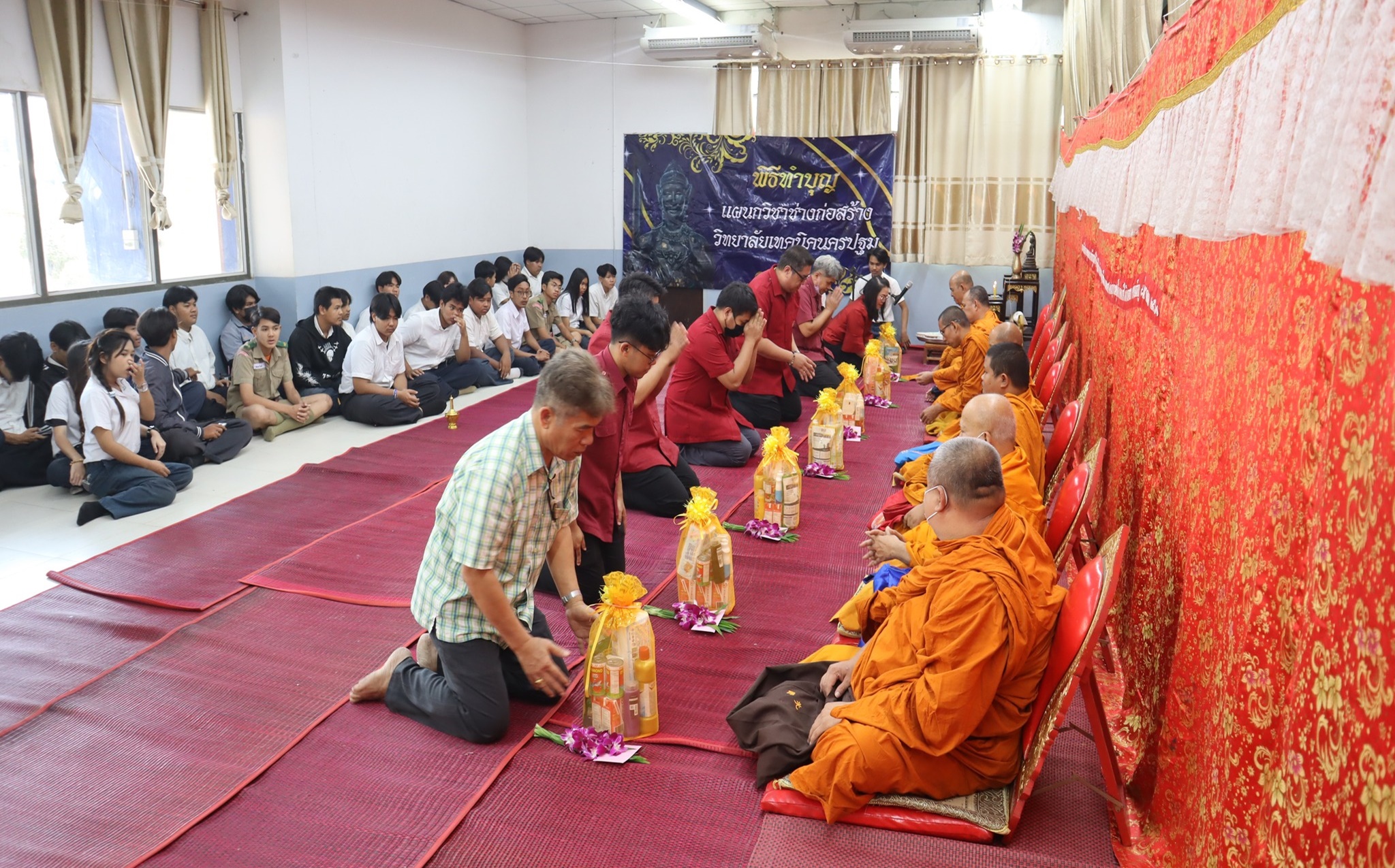 ร่วมพิธีทำบุญแผนกวิชาช่างก่อสร้าง